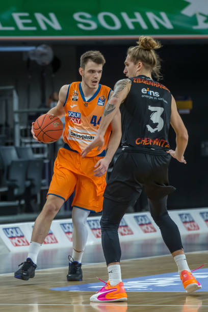 也是新生代 也是新生代